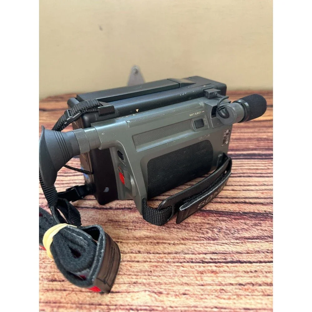 Vintage Sony Video 8 Handycam CCD-M8u with Case *UNTESTED*